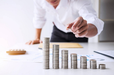 工作在圖表文檔中的商人財(cái)務(wù)報(bào)告和分析計(jì)算成本與計(jì)算器在辦公桌和其他對象周圍, 頂部視圖工作區(qū)和空白屏幕智能手機(jī)